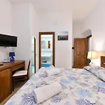 Relais Maison De Charles 4*