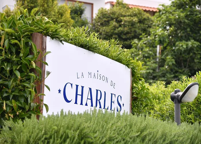 Alojamento de Acomodação e Pequeno-almoço Relais Maison De Charles 4*
